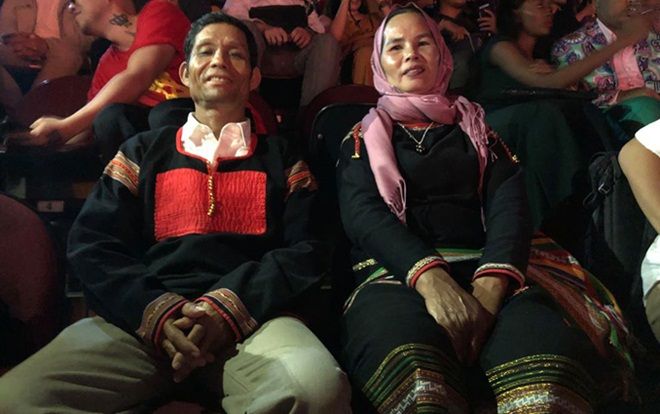 Bố mẹ H'Hen Niê vỡ òa dưới khán đài trước chiến thắng lịch sử của con gái