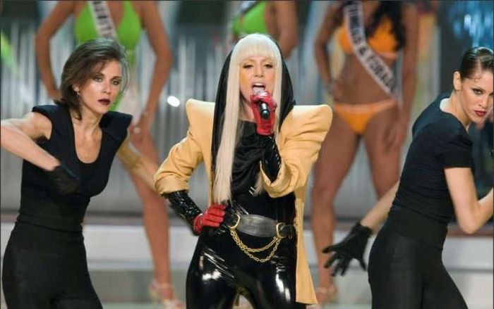 Chắc bạn chưa quên: 10 mùa Miss Universe trước, Lady Gaga đã đến Việt Nam và 'gom nhiệt tưng bừng' sân khấu năm ấy!