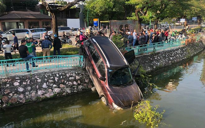 Xe 7 chỗ cắm đầu xuống hồ Trúc Bạch sau va chạm, tài xế thoát ra ngoài bằng cửa sau trong tình trạng không tỉnh táo