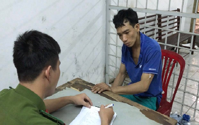 Bị mắc kẹt dưới cống sau khi cướp giật dây chuyền, tên cướp phải nhờ công an giải cứu