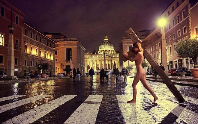 Chụp ảnh khỏa thân đóng đinh lên thánh giá, người mẫu tai tiếng bị bắt khẩn cấp