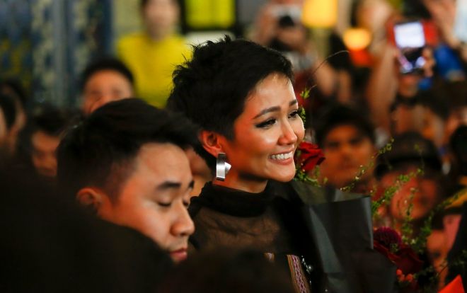 Mạnh mẽ suốt hành trình Miss Universe, H'Hen Niê bật khóc nghẹn ngào khi về đến quê hương