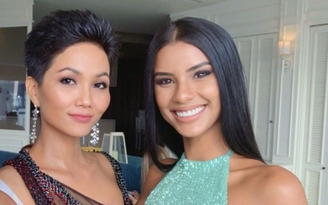 H’Hen Niê lên máy bay về nước, đại diện Nam Phi bịn rịn chia tay như 'couple' đang yêu