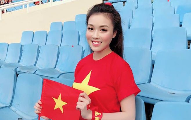 'Hotgirl giảng viên' nổi bật trên khán đài cổ vũ đội tuyển Việt Nam