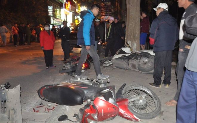 Nhân chứng sợ hãi kể lại phút nữ tài xế điều khiển Lexus đâm hàng loạt xe máy ven hồ Tây khiến 6 người nhập viện