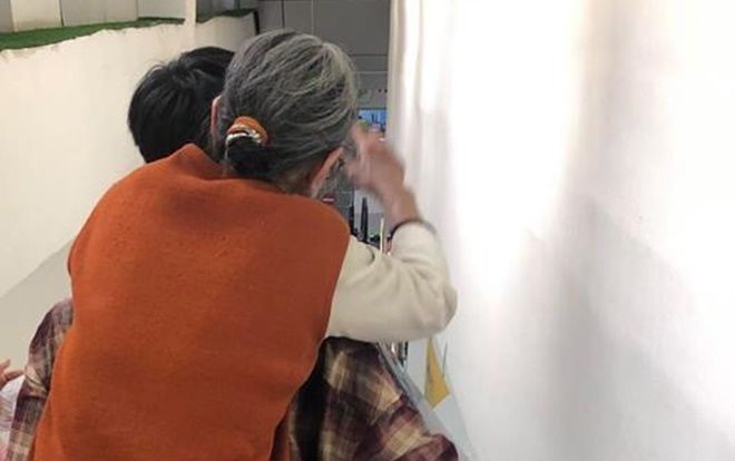 Chàng trai trẻ khiến nhiều người suy ngẫm vì hành động này dành cho bà của mình