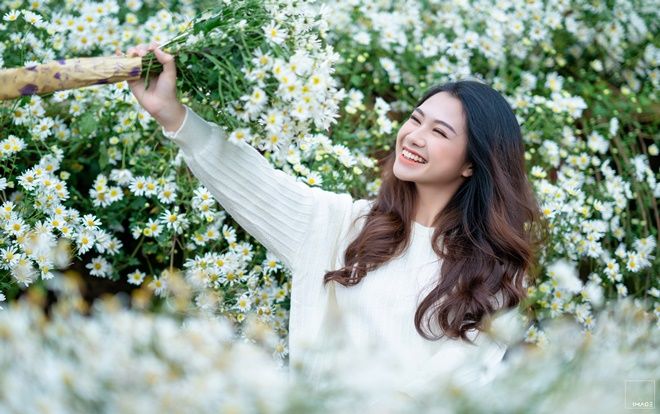 Trọn bộ ảnh Á khôi 1 Đại học FPT khoe dung nhan đẹp hút hồn khi đọ sắc bên cúc họa mi cuối mùa