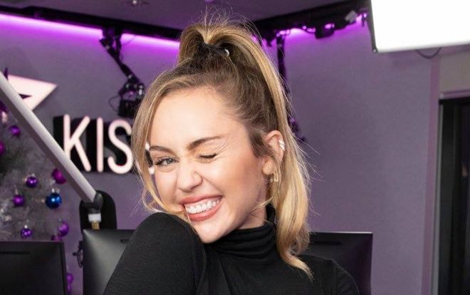 Được yêu cầu ký tặng cạnh Liam, hành động của Miley khiến fan 'mắt chữ O mồm chữ A' hoảng hốt