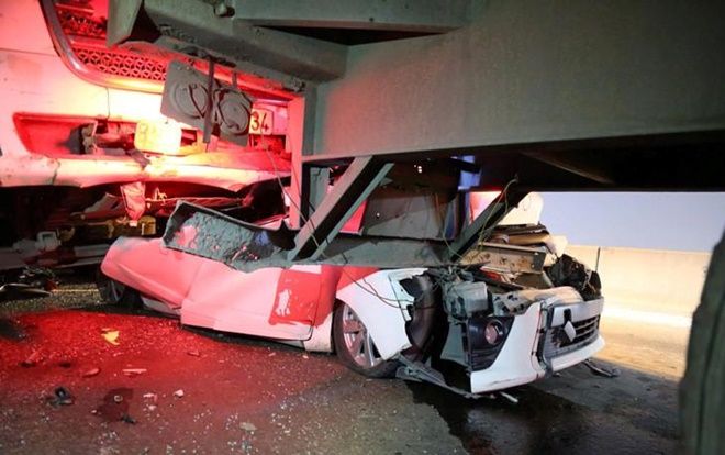 Kinh hoàng một ô tô bị 4 xe tải và container ép nát trên 'cầu tử thần' ở Sài Gòn