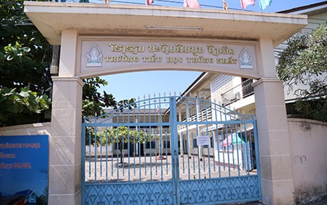 Lớp học chữ Việt trên đất Lào