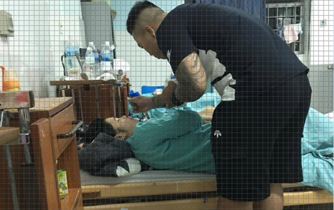 Hình ảnh người chồng xăm trổ hết lòng chăm vợ đẻ khiến chị em rần rần 'đừng vội đánh giá qua vẻ bề ngoài'