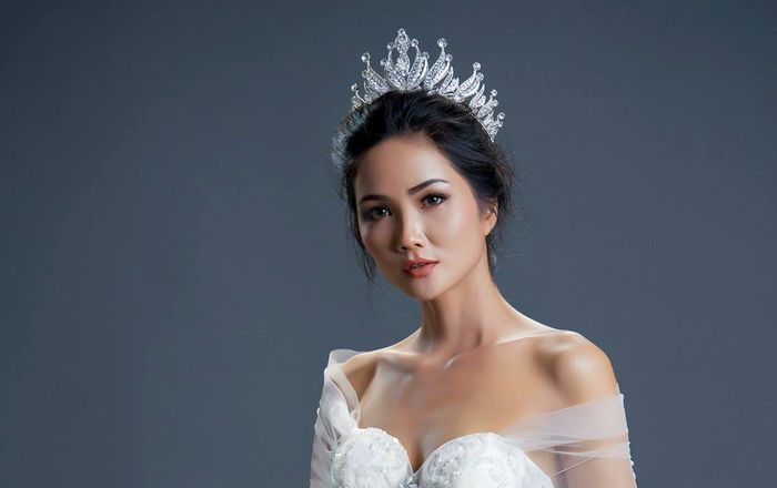 Tạm quên một H'Hen Niê cá tính đi, cô ấy cũng có lúc dịu dàng, nền nã thế này đây!