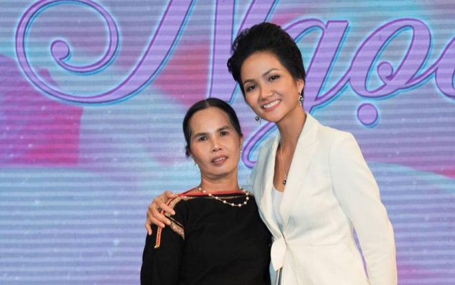 Nghe mẹ thông báo buôn làng muốn đổi tên đường, H'Hen Niê… hốt hoảng: 'Con còn sống mà!'