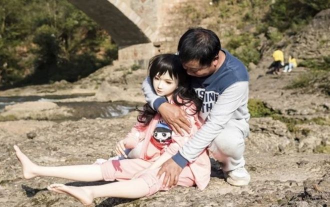 Người đàn ông sống cùng 9 búp bê tình dục, nói 'coi chúng như con gái'