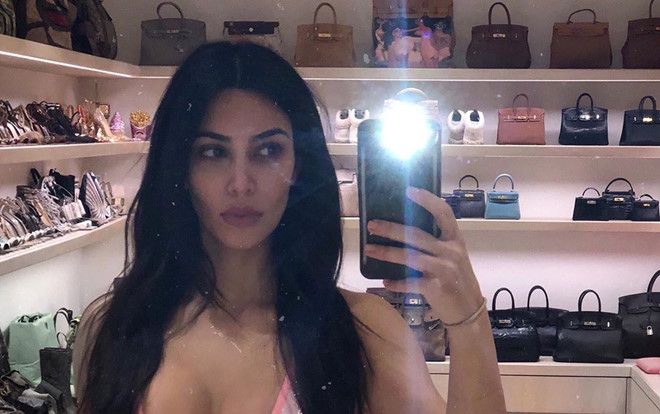 Kim Kardashian đăng ảnh tự sướng rực lửa nhưng thực chất là khoe điều này