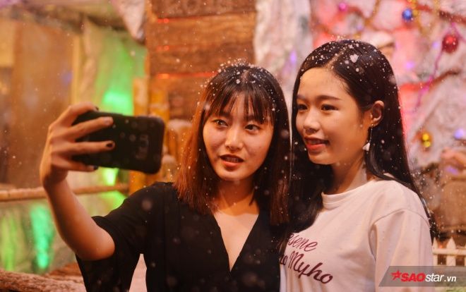 Người Sài Gòn thích thú nghịch tuyết trong thời tiết gần 30 độ C đêm Giáng sinh sớm