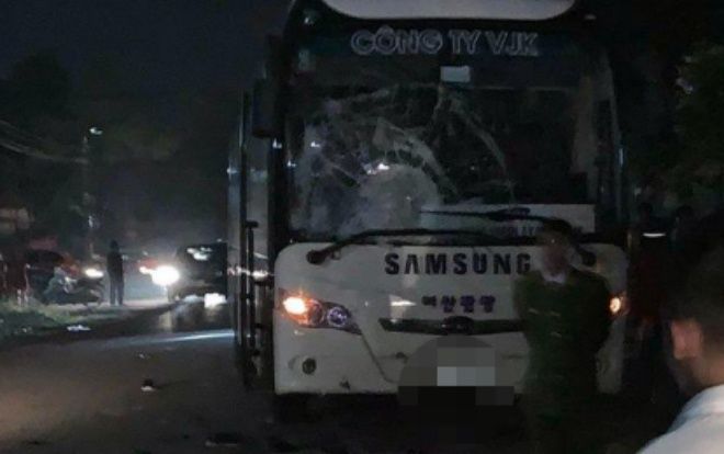 Va chạm với xe chở công nhân Samsung, 2 thanh niên đi SH ngã ra đường tử vong