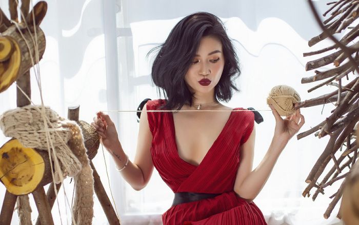 Sĩ Thanh tiếp tục thiêu đốt fan trong  bộ ảnh gợi cảm đón Giáng Sinh