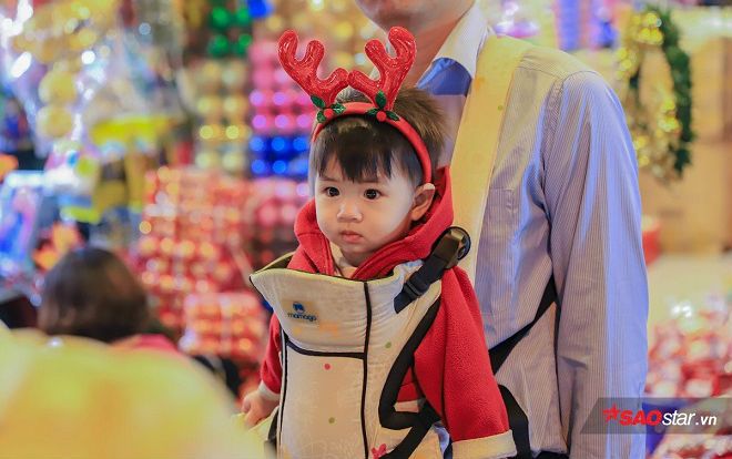 Không khí giáng sinh tràn ngập phố phường Hà Nội, trẻ con náo nức theo bố mẹ ra đường