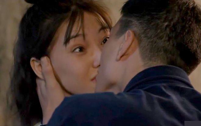 'Chạy trốn thanh xuân' tập 9: Huỳnh Anh tỏ tình và bất ngờ hôn Lưu Đê Ly mãnh liệt