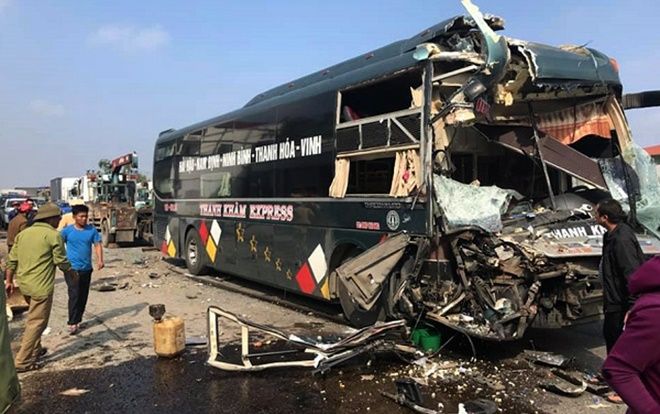 Hai xe khách va chạm, hàng chục người hoảng sợ la hét thất thanh