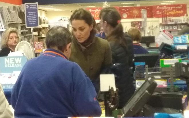 Công nương Kate ăn mặc giản dị dẫn con vào hàng hạ giá mua quà Giáng sinh