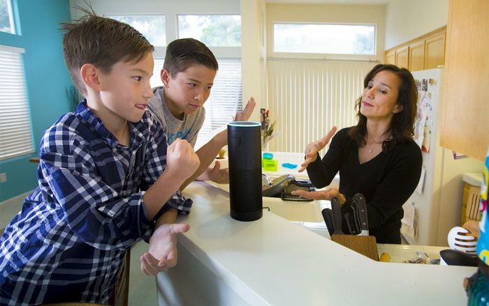 Cậu bé 'láu lỉnh' nhờ trợ lý ảo của loa thông minh làm bài hộ để đi chơi giáng sinh