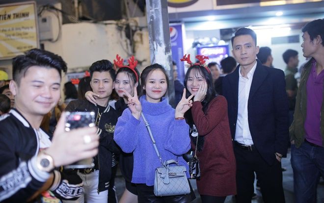Người dân Hà Nội, Sài Gòn nô nức đội tuần lộc, khoác áo ông già Noel tràn ra đường mừng sinh nhật Chúa
