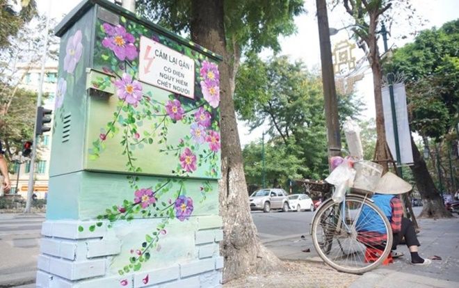 Hàng loạt bốt điện ở Hà Nội được gỡ bỏ vẻ nhem nhuốc, nở hoa đẹp lung linh