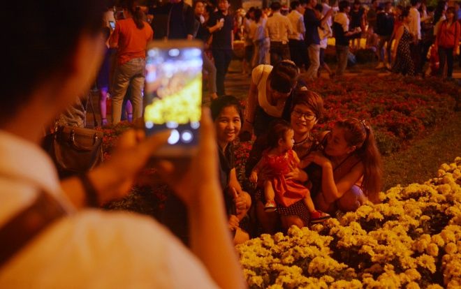 Bức xúc du khách vô ý giẫm nát vườn hoa nhà thờ Đức Bà để chụp ảnh Giáng sinh mặc bảo vệ hết lời nhắc nhở