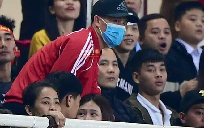 Đình Trọng hóa 'ninja' xuất hiện trên khán đài xem ĐT Việt Nam bị cầm hòa
