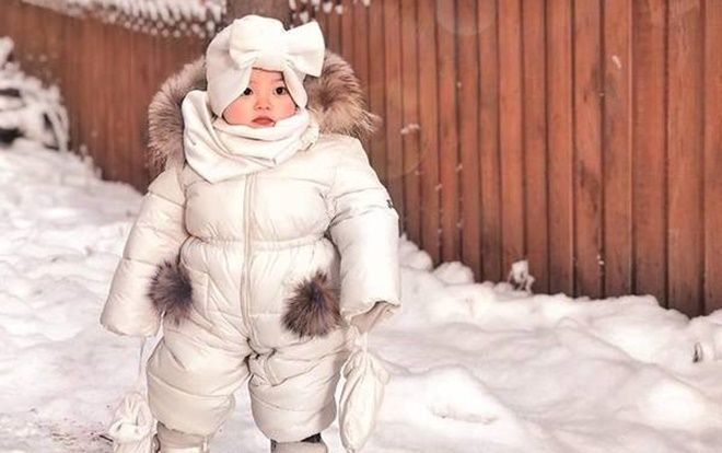 Em bé Hà Nội mặc như phi hành gia khi du lịch Nga mùa đông