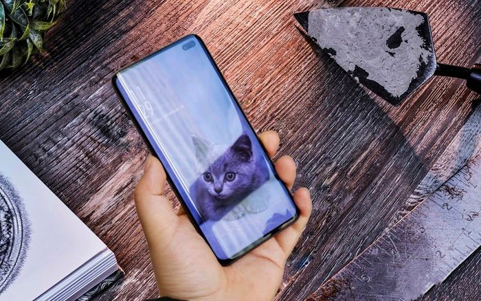 Những hình ảnh đầu tiên về màn hình Galaxy S10+ tiếp tục lộ diện qua ảnh rò rỉ mới nhất
