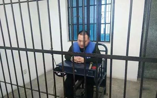 Gã đàn ông giả làm cảnh sát suốt 12 năm mà không bị 'sờ gáy'