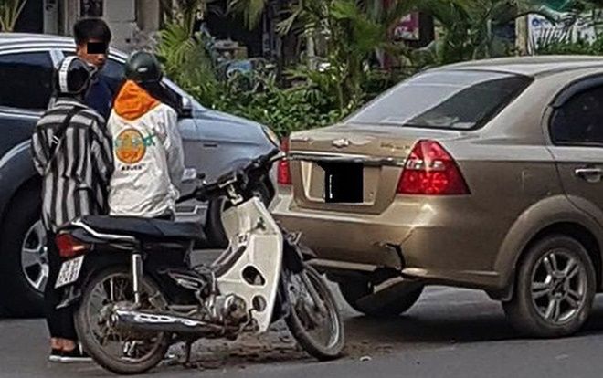 Đâm vỡ đuôi ô tô, 2 cô gái chạy xe Dream chỉ đứng khoanh tay 'im như thóc' khiến dân tình ức chế