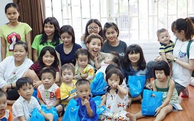 Vũ Cát Tường ‘rũ bỏ’ hình ảnh Leader thoải mái cười hết cỡ khi đi từ thiện