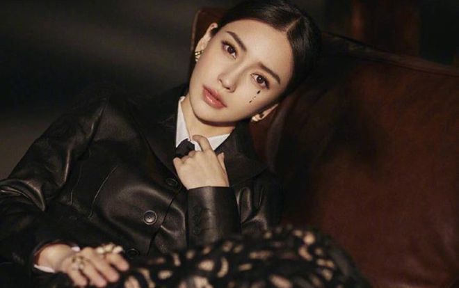 Angelababy tung loạt bộ ảnh 'huyền bí' đầy mê hoặc trên bìa tạp chí thời trang