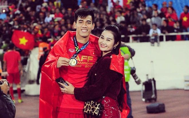 Đằng sau nụ hôn gây sốt của cô giảng viên múa và Tiến Linh ở sân Mỹ Đình