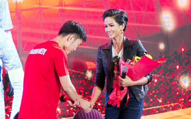 Hoa hậu H'Hen Niê: Chờ 'tình yêu sét đánh' để yêu một cầu thủ ĐTVN