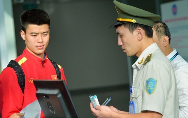 Công Phượng, Quang Hải lặng lẽ ở sân bay, Hà Đức Chinh, Văn Lâm tươi cười chụp hình cùng fan trước khi sang Qatar