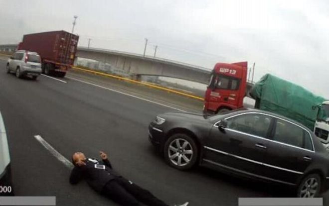 Tưởng người đàn ông bị tai nạn vì nằm sóng soài giữa đường, khi biết nguyên nhân ai cũng 'cạn lời'