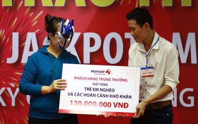 Trúng số 13,3 tỉ, tặng 280 triệu đồng cho trẻ em và người nghèo