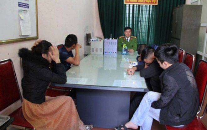 Bắt nhóm nam nữ đòi nợ thuê đang phê ma túy trong khách sạn