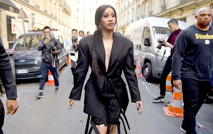 Có hẳn bộ sưu tập xe hơi đắt tiền nhưng rapper nổi tiếng Cardi B lại chẳng biết lái xe