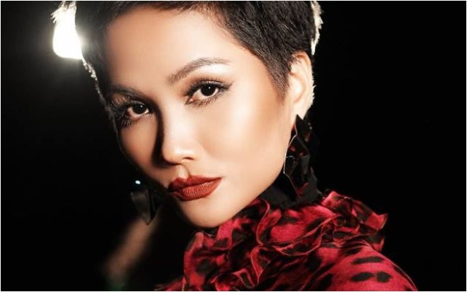 H'Hen Niê thần thái đỉnh cao qua mặt đàn chị Võ Hoàng Yến trên sàn diễn thời trang