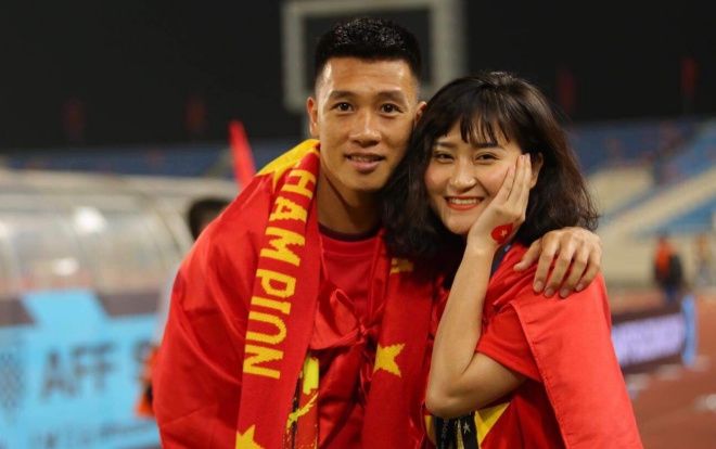 Người hùng tuyển Việt Nam nhắn bạn gái ăn cơm, mang vớ đầy cảm động