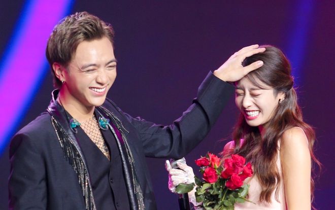 Chờ mãi, cuối cùng thì fan cũng đã thấy Soobin Hoàng Sơn 'sánh đôi' cùng Jiyeon trên sân khấu rồi!