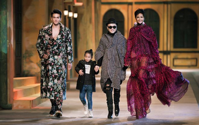 H'Hen Niê mặc váy xuyên thấu tự tin sải bước cùng Lê Xuân Tiền trên sàn catwalk