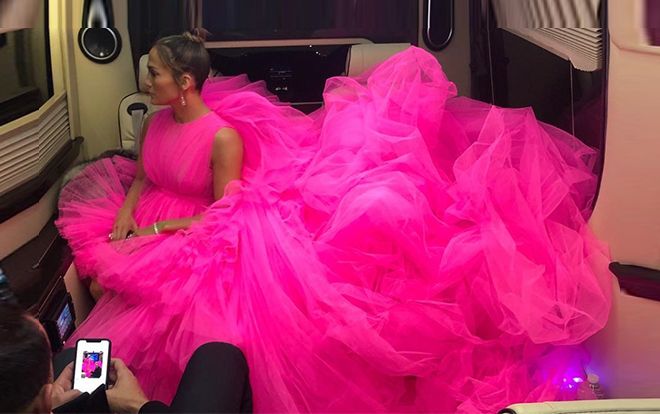 Bi hài những câu chuyện phía sau trang phục 'chặt chém' của các ngôi sao nổi tiếng