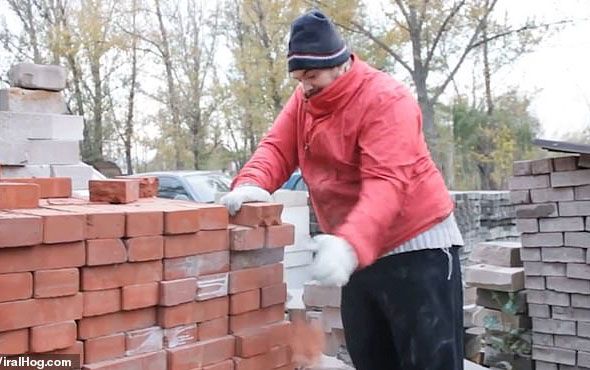 Video người đàn ông chặt gạch bằng tay không 'ngọt' hơn dao